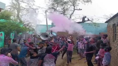huge Holi festival was organized in Jabra village of Maant area of Mathura
