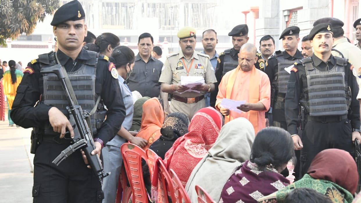 Chief Minister Yogi Adityanath listened to the problems of 500 people in Janata Darbar