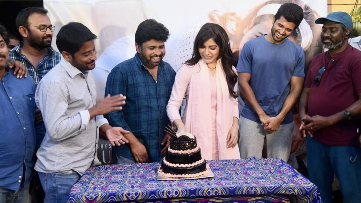 Samantha ruth prabhu back on kushi shooting vijay deverkonda and film team welcome actress by cutting a cake