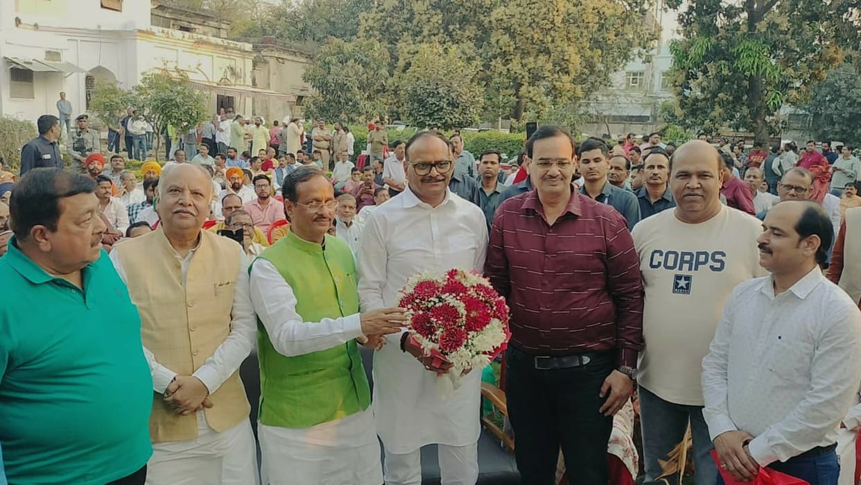 Lucknow News : Colors of affection showered in Lucknow