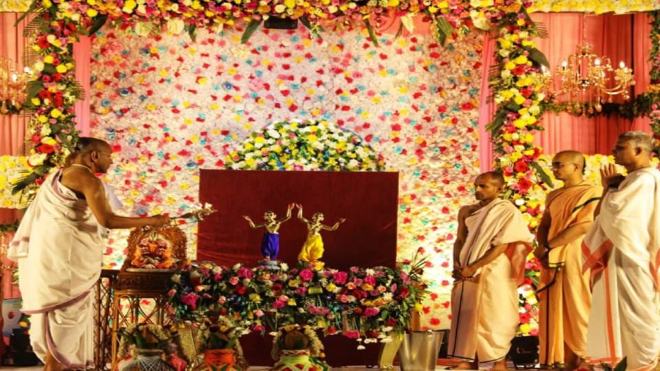 Premavatar Shri Chaitanya Chandra descended on full moon of Phalgun in midst of Holi festival in Mathura