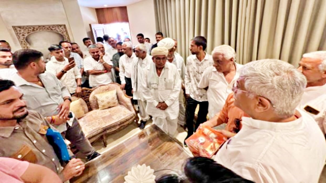 central Jal Shakti Minister Gajendra Singh Shekhawat surrounded Chief Minister Ashok Gehlot