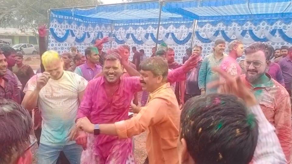 Holi was played in police line in Agra here officers and personnel including CP congratulated each other