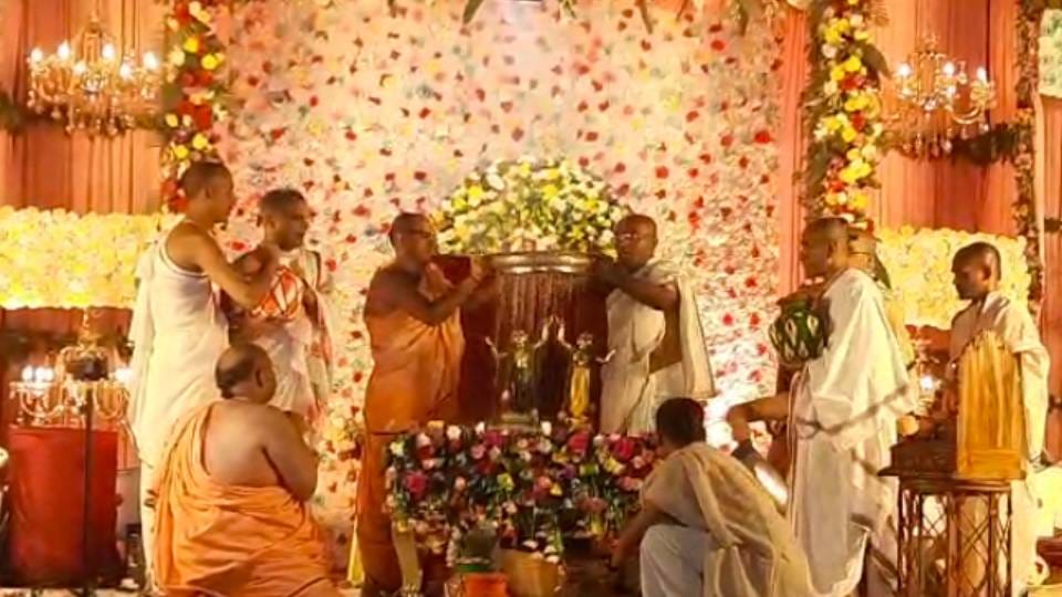 Premavatar Shri Chaitanya Chandra descended on full moon of Phalgun in midst of Holi festival in Mathura