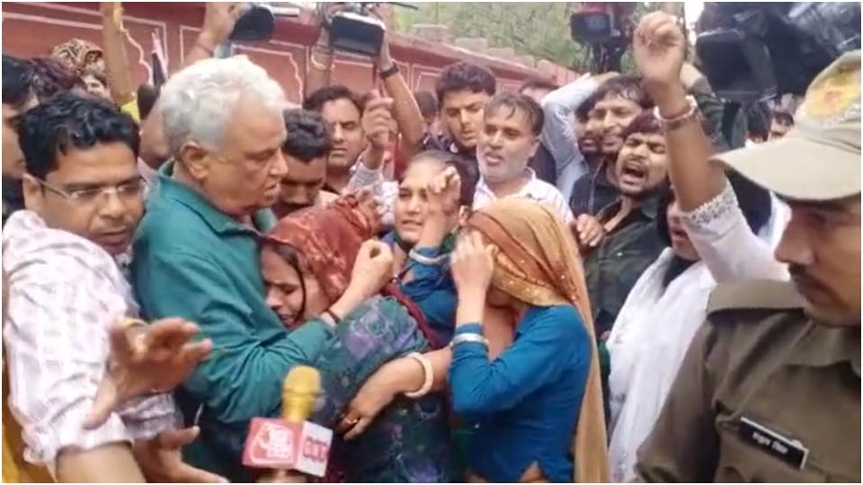 Police stopped the heroines of the martyrs going to meet CM Ashok Gehlot the health of one deteriorated