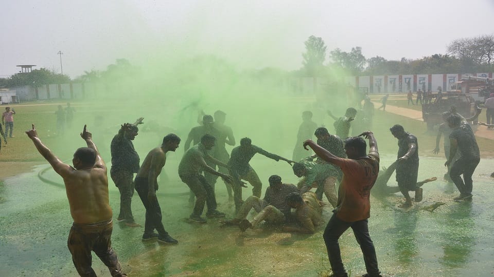holi 2023 policemen celebrates holi in the police line of bareilly