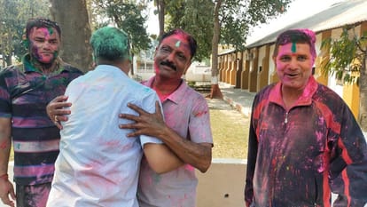 holi 2023 policemen celebrates holi in the police line of bareilly