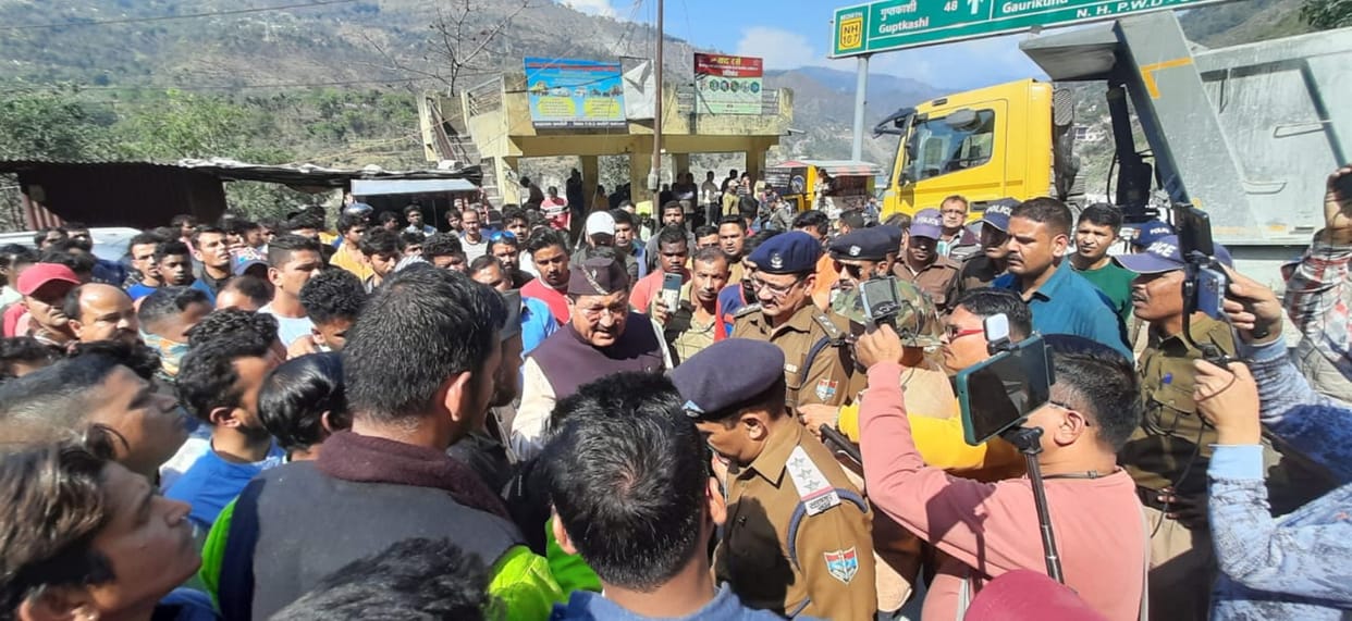 Rishikesh Karnprayag Rail Project Worker died due to coming under dumper in tunnel people jammed rudraprayag