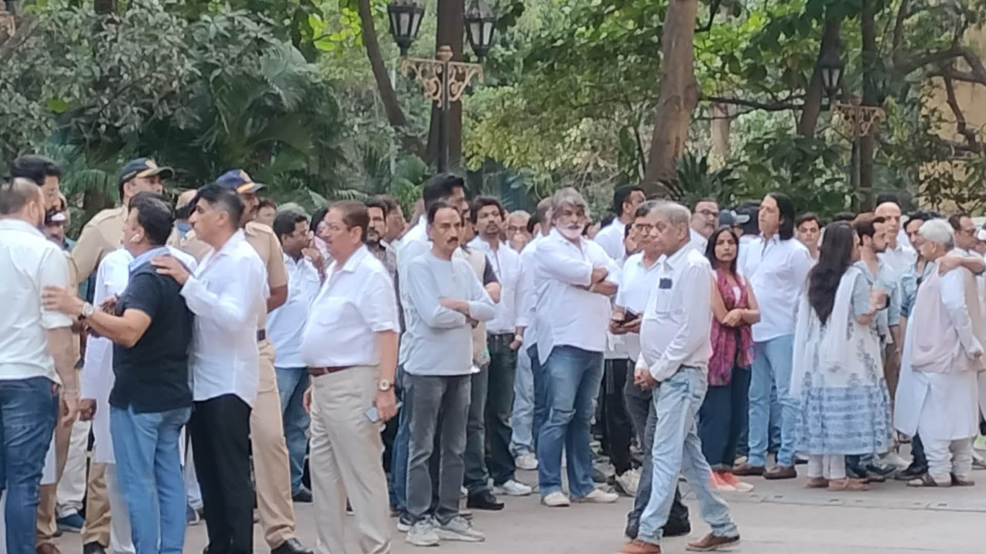 Satish Kaushik Funeral Fans and Celebs Reached to Pay Last Respect Ranbir Kapoor Boney Kapoor Anupam Kher