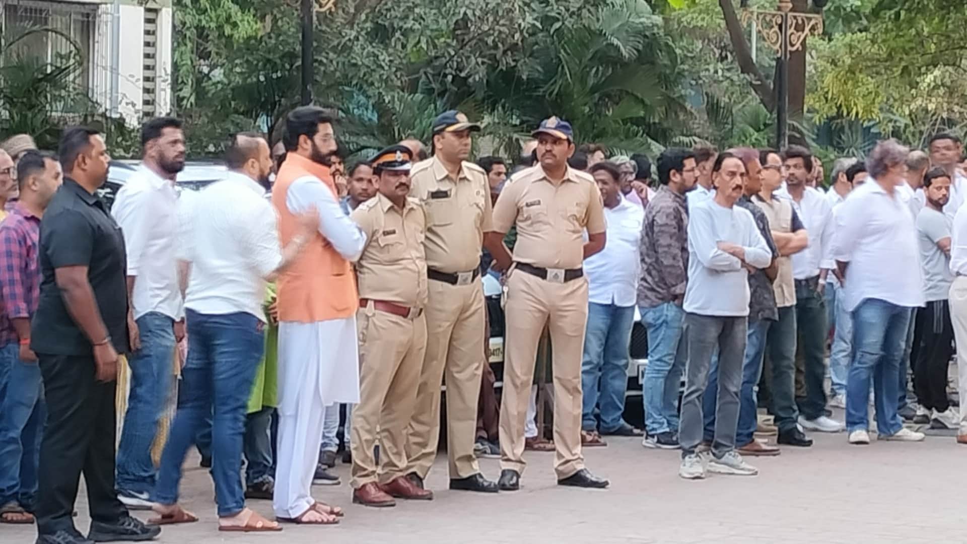 Satish Kaushik Funeral Fans and Celebs Reached to Pay Last Respect Ranbir Kapoor Boney Kapoor Anupam Kher