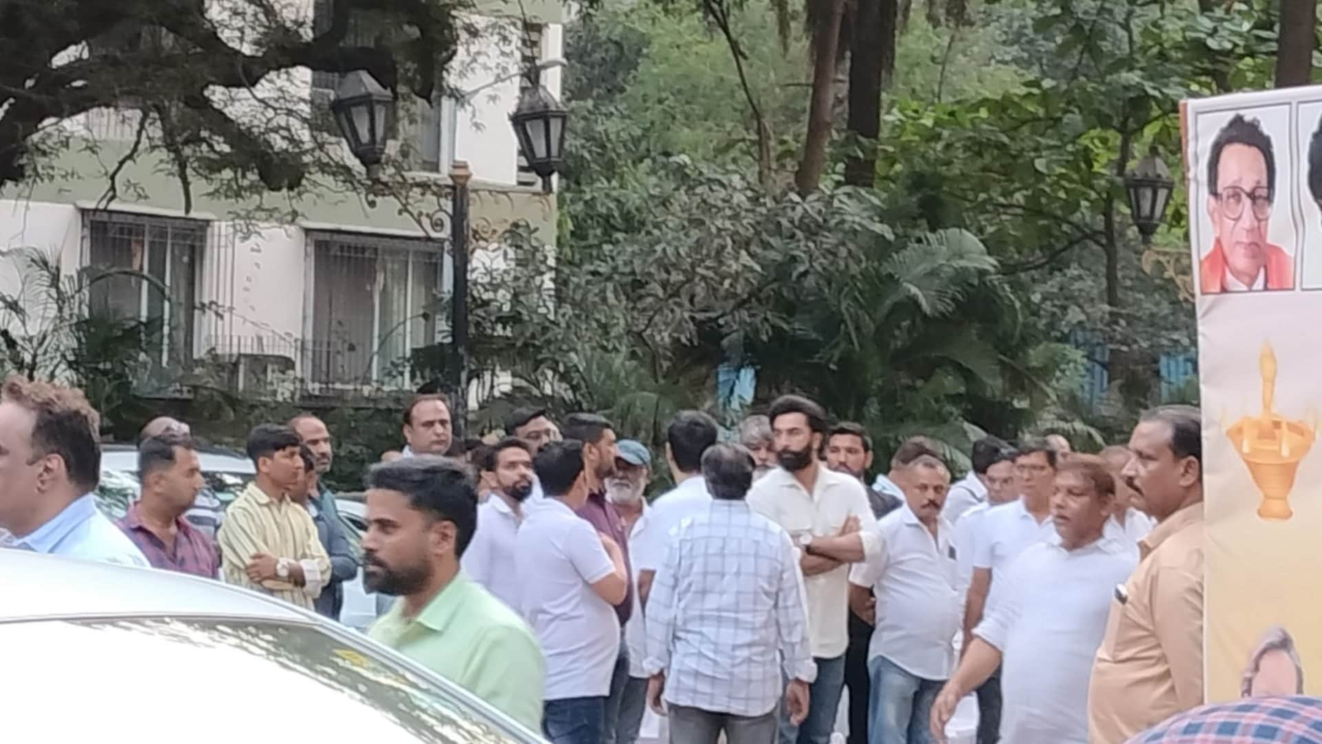 Satish Kaushik Funeral Fans and Celebs Reached to Pay Last Respect Ranbir Kapoor Boney Kapoor Anupam Kher