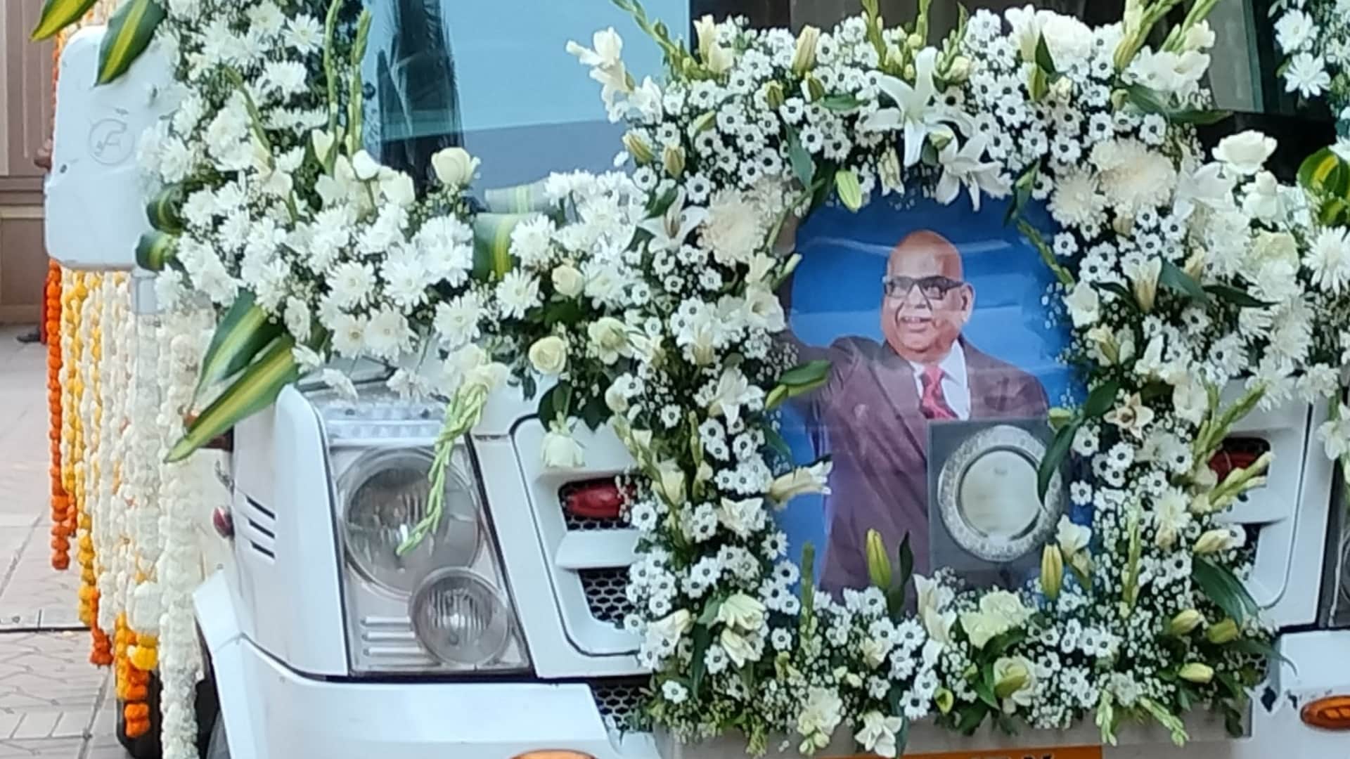 Satish Kaushik Funeral Fans and Celebs Reached to Pay Last Respect Ranbir Kapoor Boney Kapoor Anupam Kher