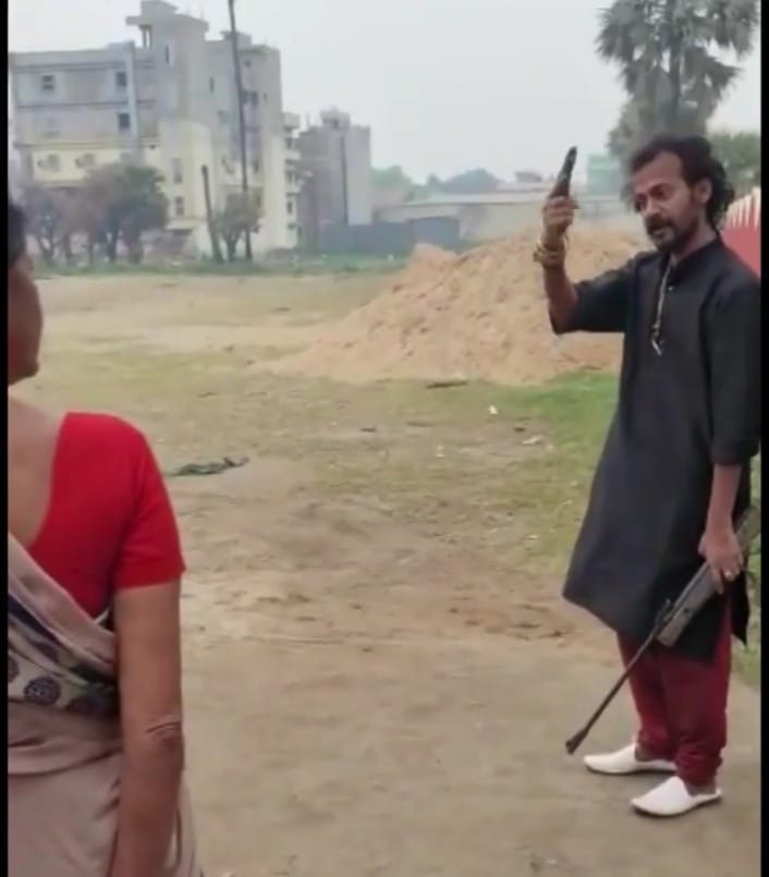 Bihar: School director threatening with pistol and rifle in patna