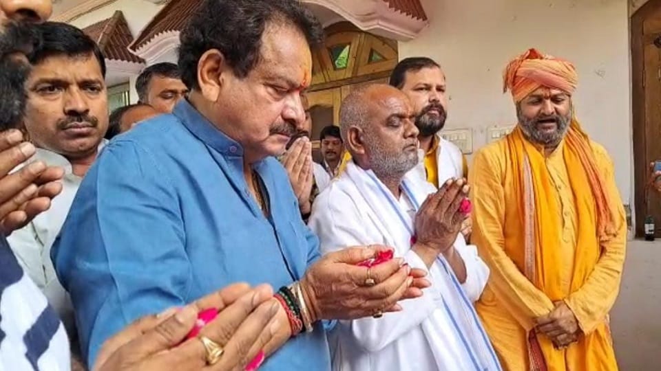 Minister SP Singh Baghel met family members of Umesh Pal