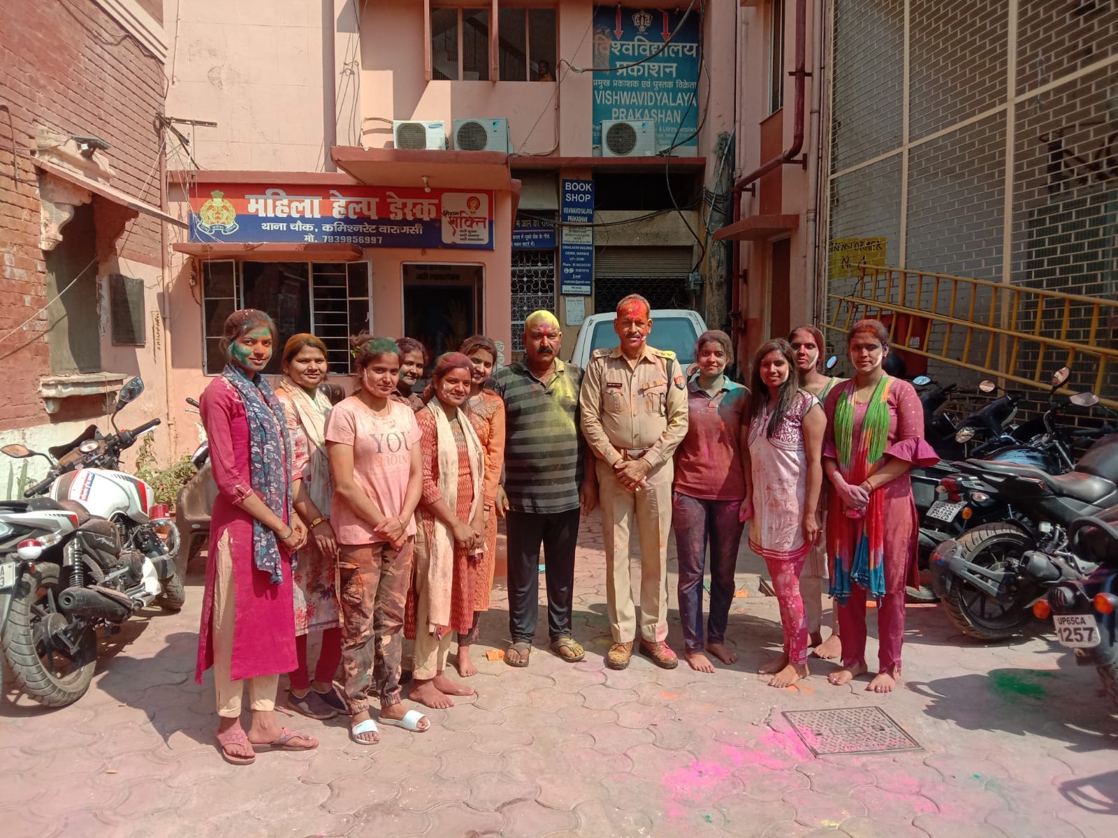 Rangotsav of Varanasi Police in pictures: After completing Holi of public, they danced on 'Rang Barse Bheege C
