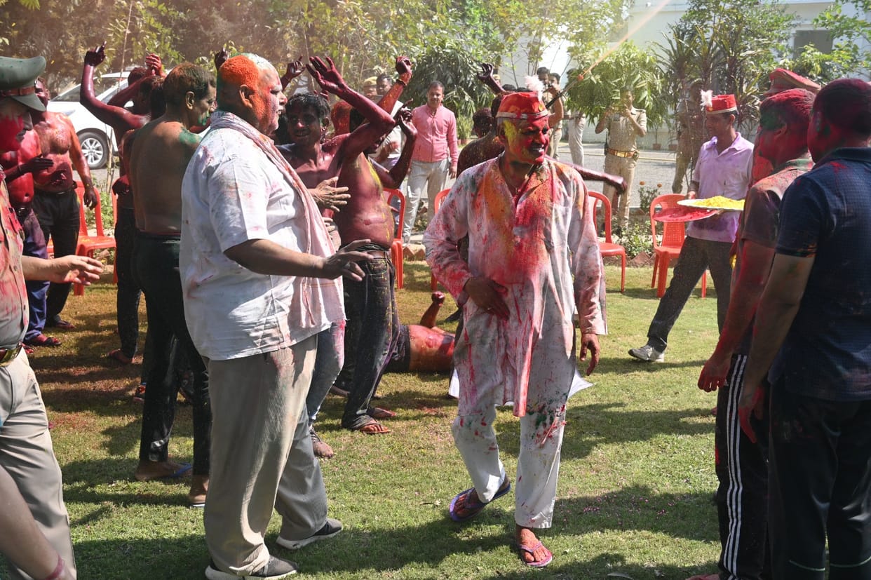 Rangotsav of Varanasi Police in pictures: After completing Holi of public, they danced on 'Rang Barse Bheege C