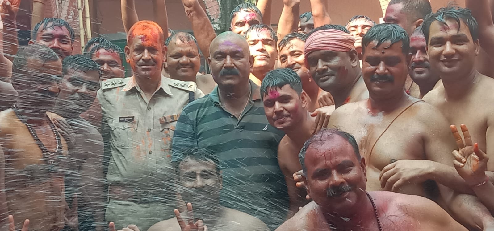 Rangotsav of Varanasi Police in pictures: After completing Holi of public, they danced on 'Rang Barse Bheege C