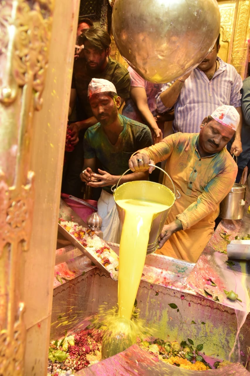 Holi played with Baba Vishwanath with 21 kg rose petals, 11 liters of orange thandai and grape thandai