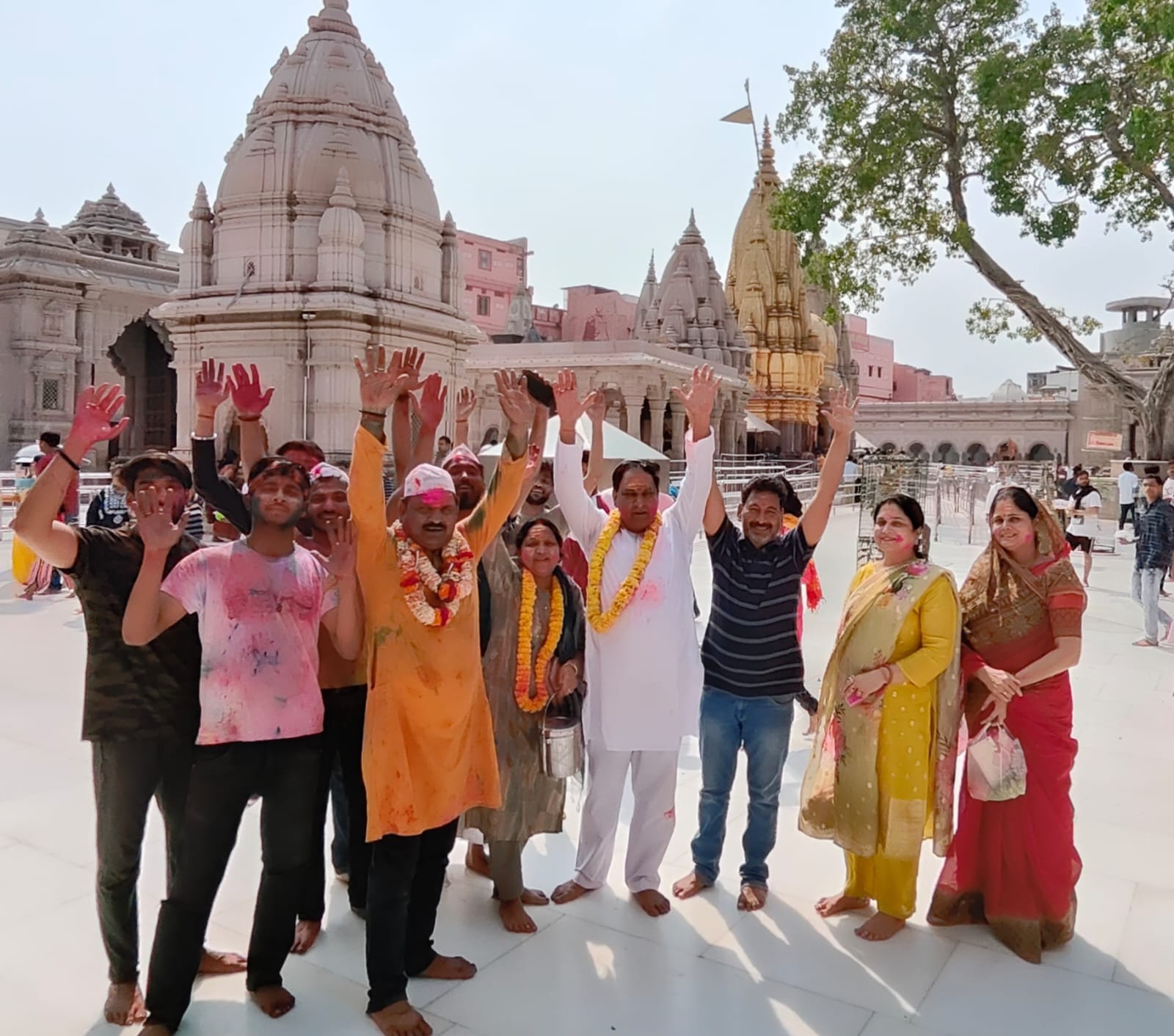 Holi played with Baba Vishwanath with 21 kg rose petals, 11 liters of orange thandai and grape thandai