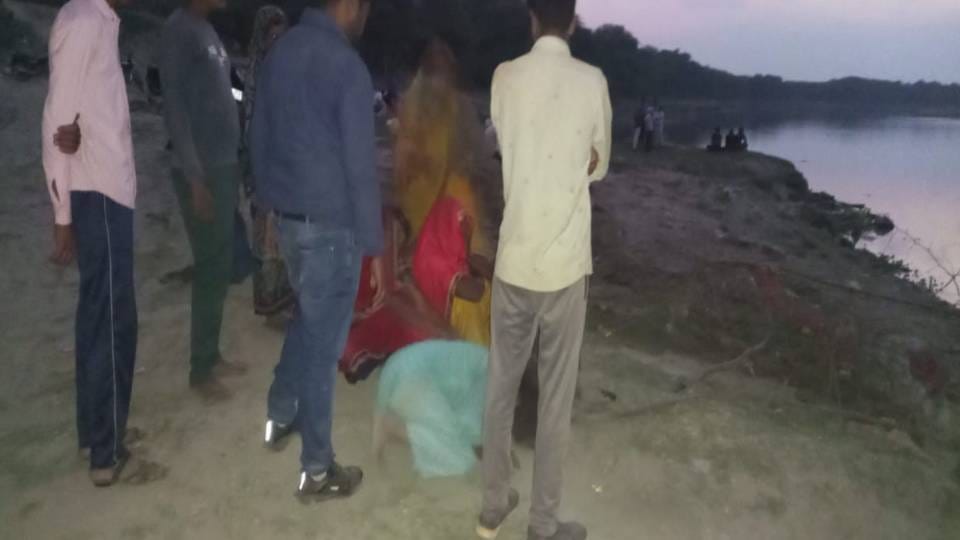 teenager jumped into Yamuna to save child in Agra went into deep water and drowned