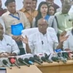कांग्रेस नेता दिग्विजय सिंह सहित अन्य लोग मौजूद
