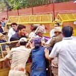प्रदर्शन करते लोग।