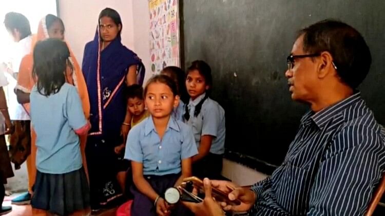 Bhojpur News: आरा में मध्याह्न भोजन के समय छिपकली गिरे खाना खाने से दो बच्चे बीमार, जांच टीम का गठन