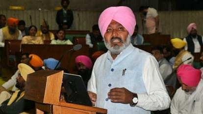 बजट पेश करते हरपाल चीमा।