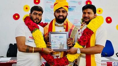 गोपीगंज निवासी सुमित सिंह