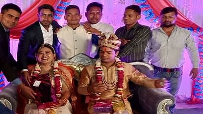 Hathras News: इंडोनेशियन बाला और इंडियन फौजी में हुआ प्यार, गृहस्थी के रथ पर दोनों हुए सवार जय और कैमलिया की शादी पर गिफ्ट देते दोस्त