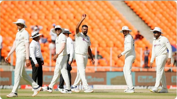 पांच विकेट लेने के बाद रविचंद्रन अश्विन