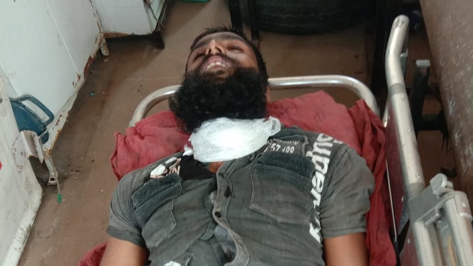 young man cut his throat with a knife in the police station Agra up news