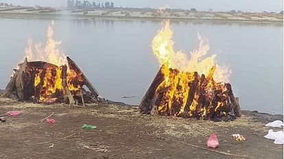 last rites of four youths performed in sad atmosphere who died in accident in Agra