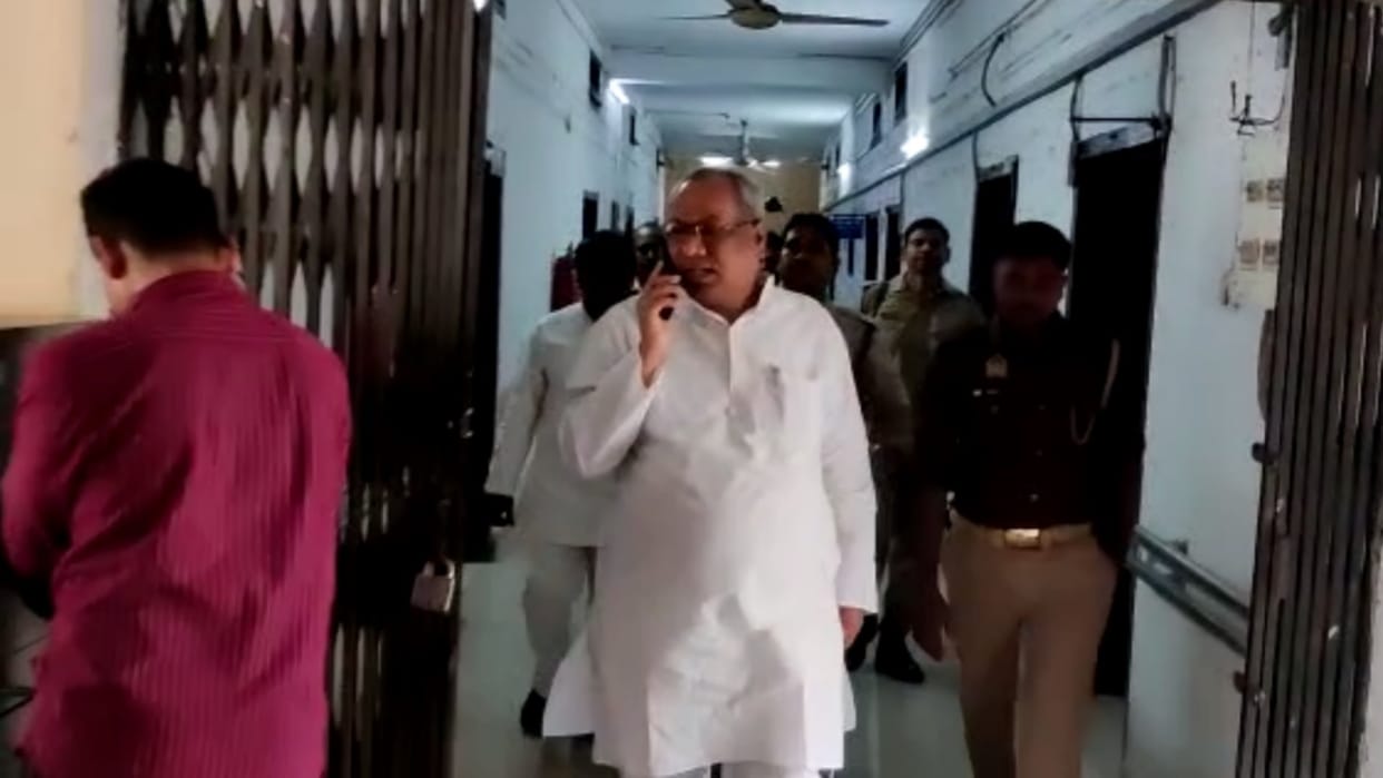 UP minister went to inspection in Department of Fisheries, no officers was present there.