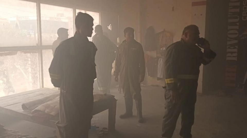 Ghaziabad fire breaks out in empty trade complex big accident saved