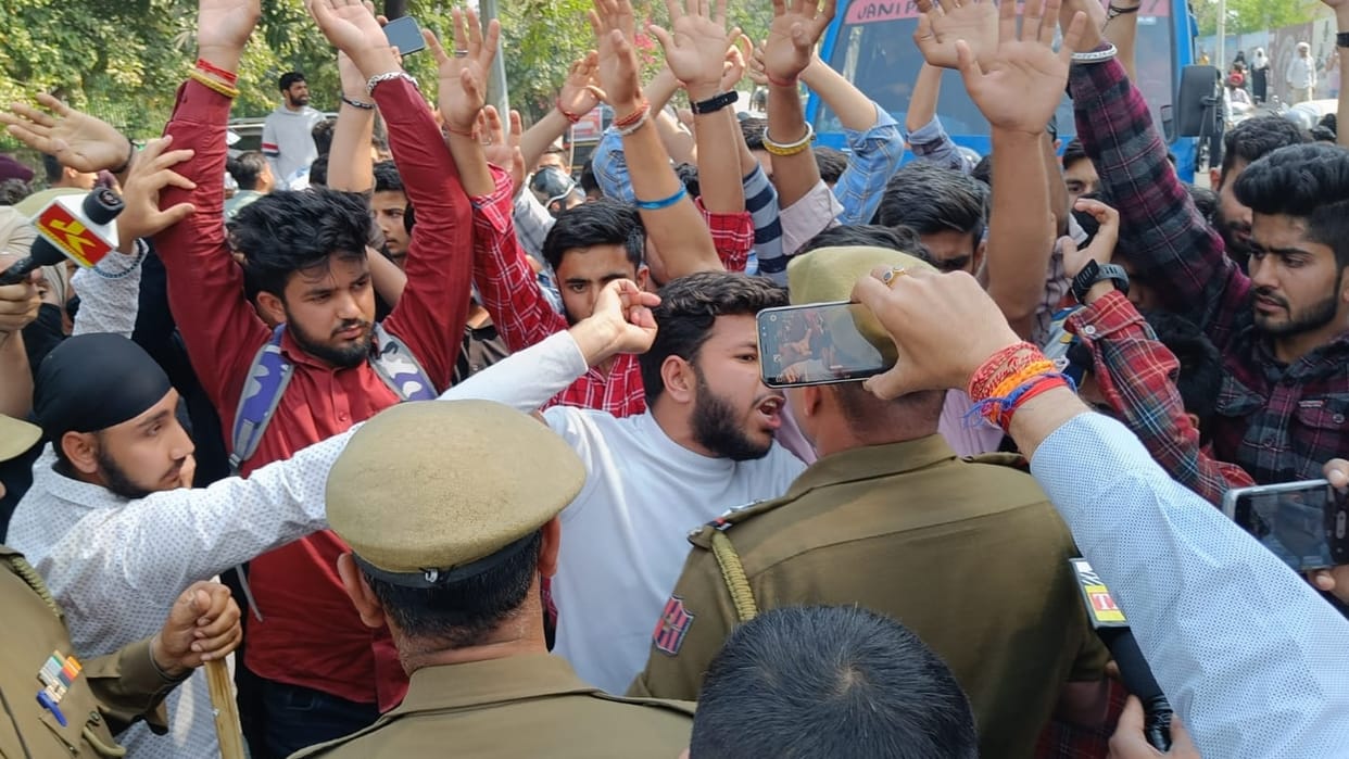 Jammu: Students protest outside MAM College road blocked accused outsiders to assault