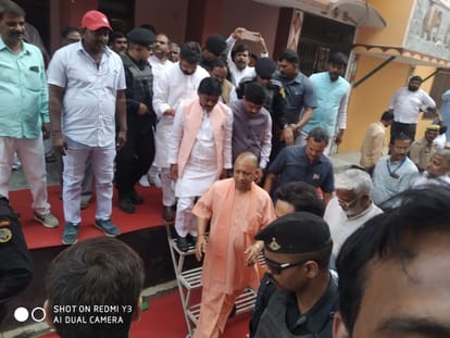 CM Yogi reached Mirzapur: went to the house of cabinet minister Swatantra Dev Singh, expressed condolences