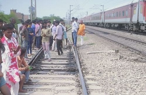 Auriaya Girl Suicide, Kishori had come to the station, then she was cut off from the train