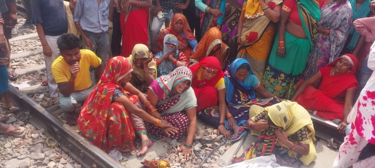 Auriaya Girl Suicide, Kishori had come to the station, then she was cut off from the train