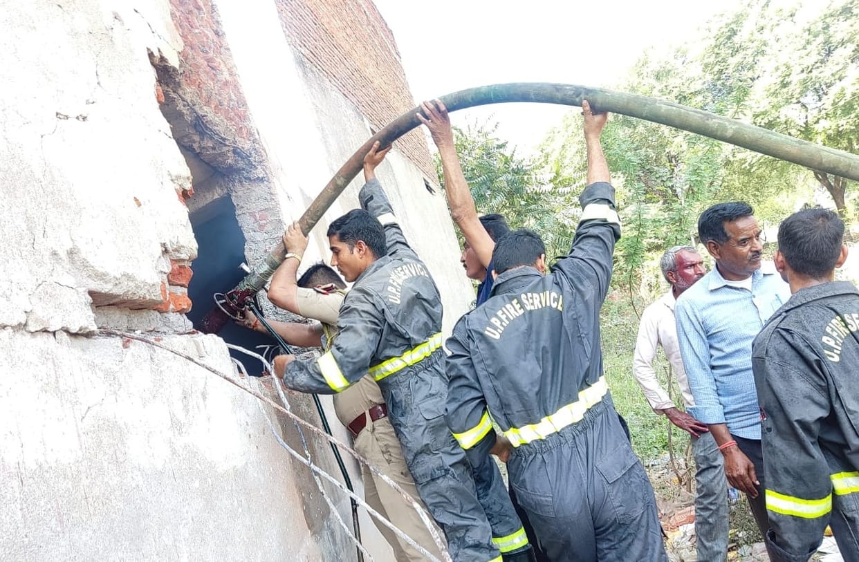 Mahoba fire incident, Fire broke out due to short circuit in godown, three scorched due to battery explosion