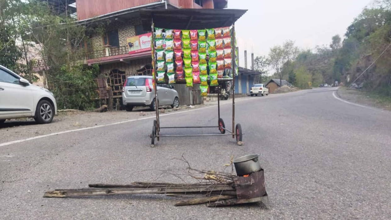 On the Shimla-Mataur National Highway the person again set up a khokha, made tea by burning the stove