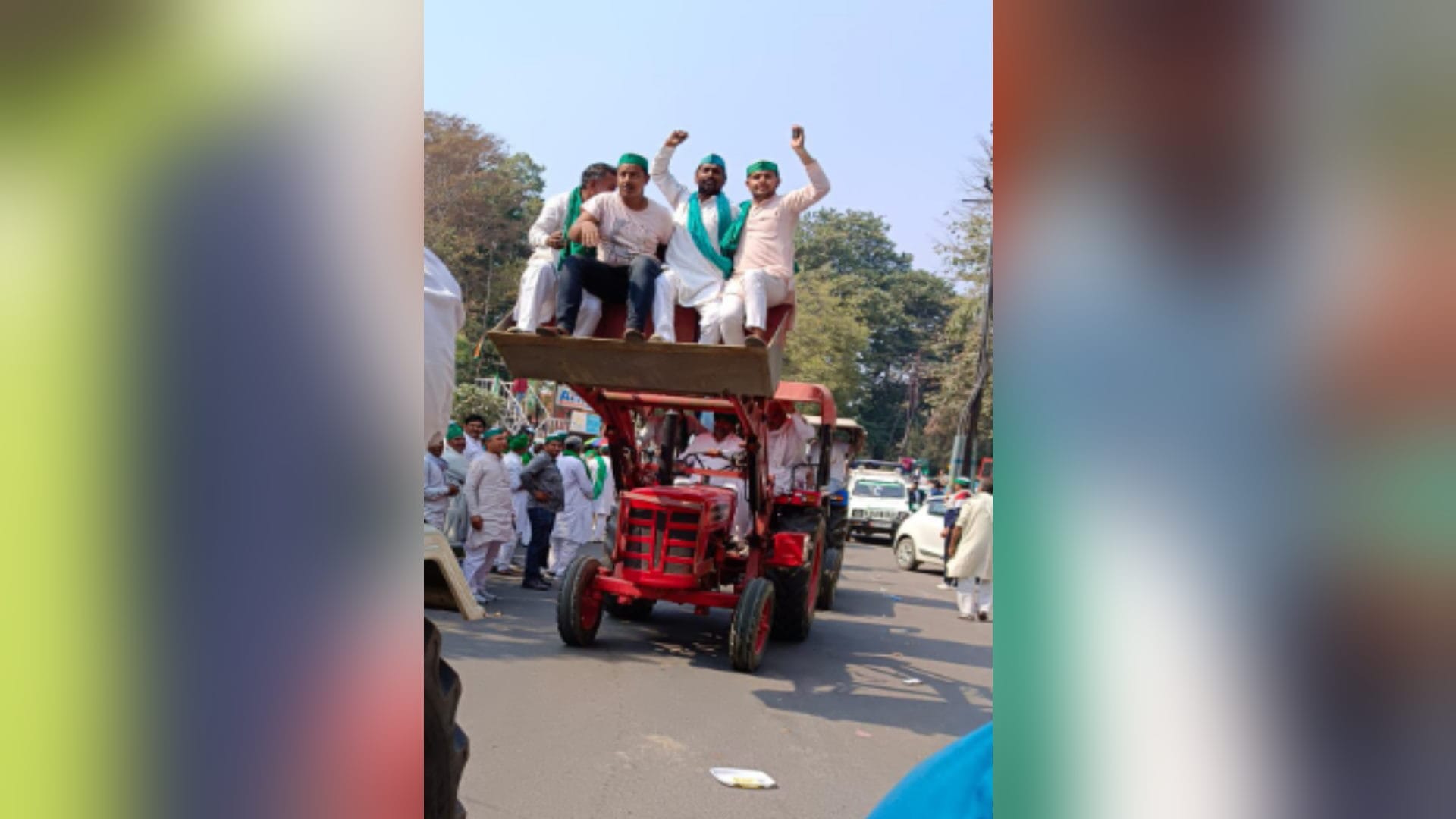 UP: Mahapanchayat of Bhakiyu, many farmers have arrived riding on bulldozers