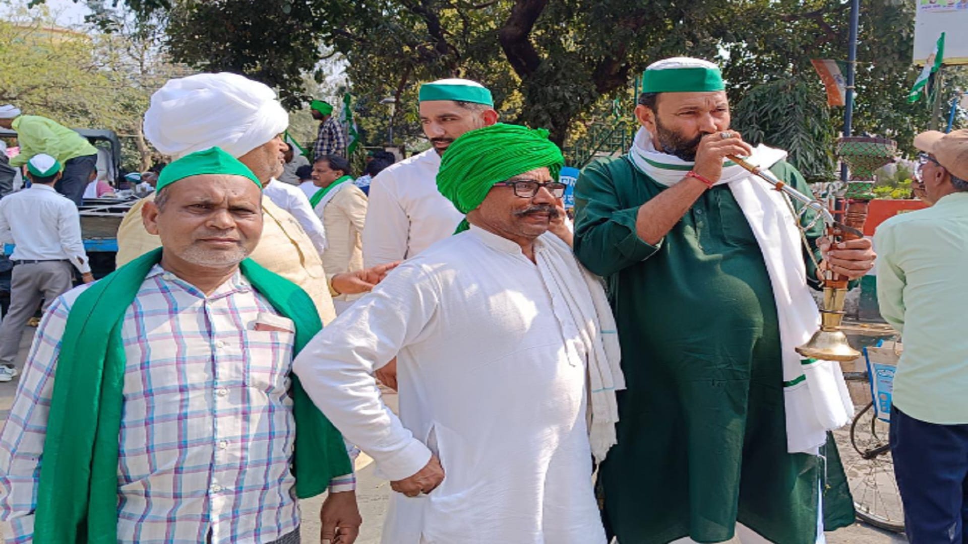 UP: Mahapanchayat of Bhakiyu, many farmers have arrived riding on bulldozers