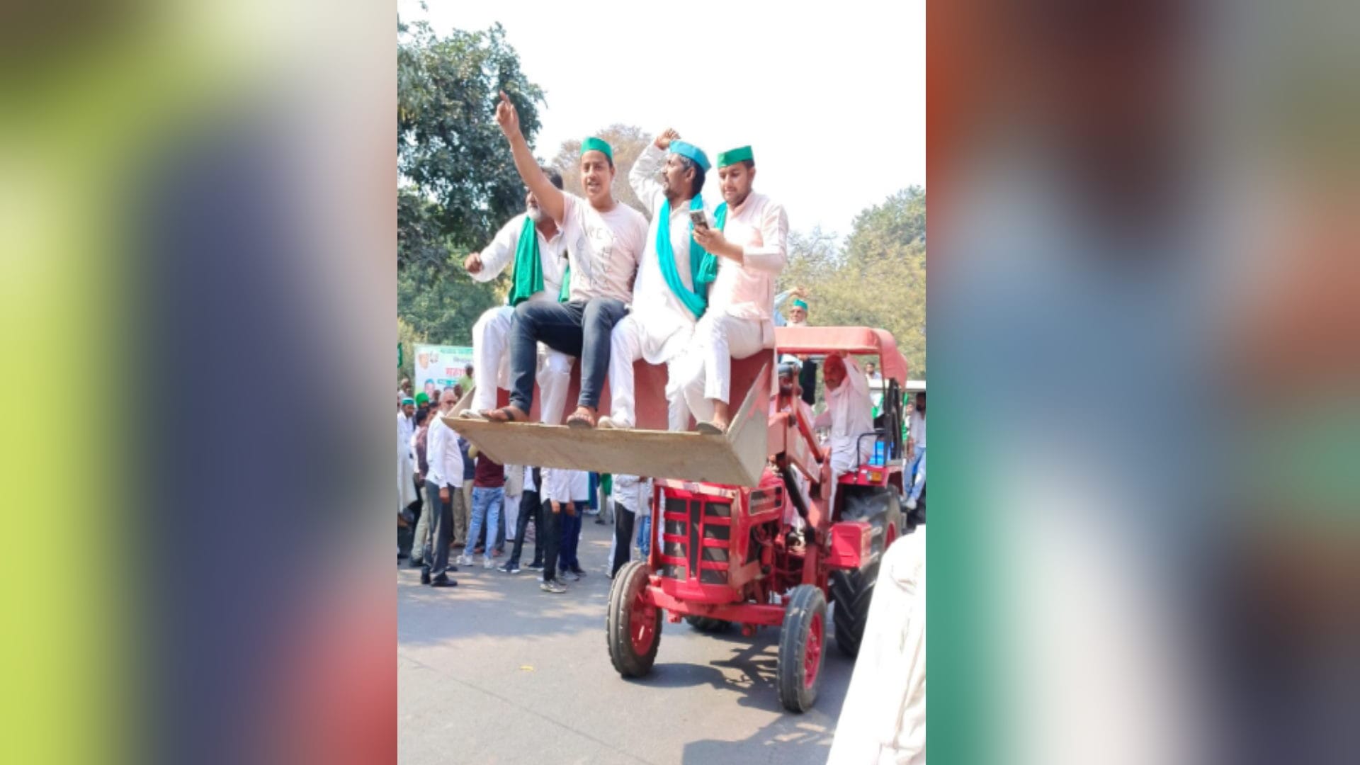 UP: Mahapanchayat of Bhakiyu, many farmers have arrived riding on bulldozers