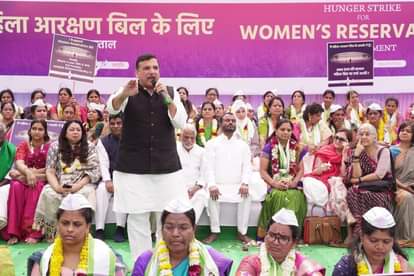 MP Sanjay Singh with K Kavitha at Jantar Mantar for Women’s Reservation Bill