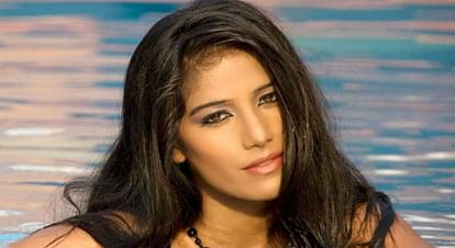 Poonam Pandey is alive actress confirm she has not died due to Cervical cancer shares video on Instagram