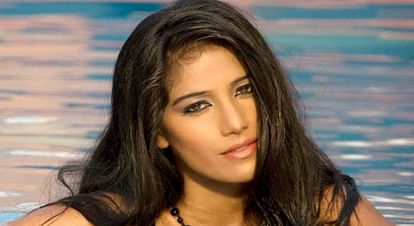 Poonam Pandey ALIVE: जिंदा है, मौत का तमाशा करने वाली पूनम पांडे, 24 घंटे के पीआर तमाशे की खुल ही गई पोल Poonam Pandey is alive actress confirm she has not died due to Cervical cancer shares video on Instagram