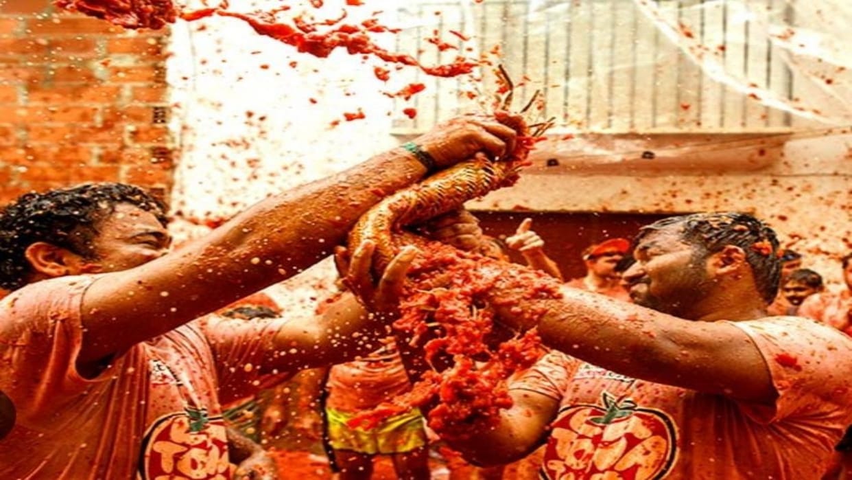 residents of Ujjain city will play Holi with tomatoes on Rang Pachami in Gopal Temple Like Barsana