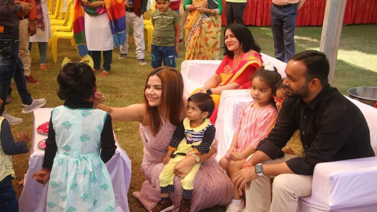 Satna Collector played Holi with children who lost their parents during Corona period view photos