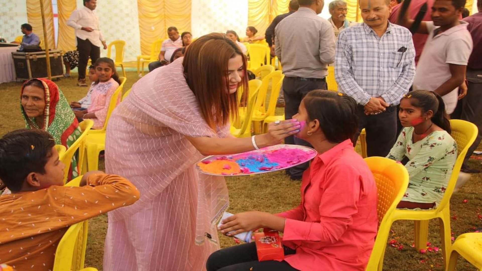 Satna Collector played Holi with children who lost their parents during Corona period view photos